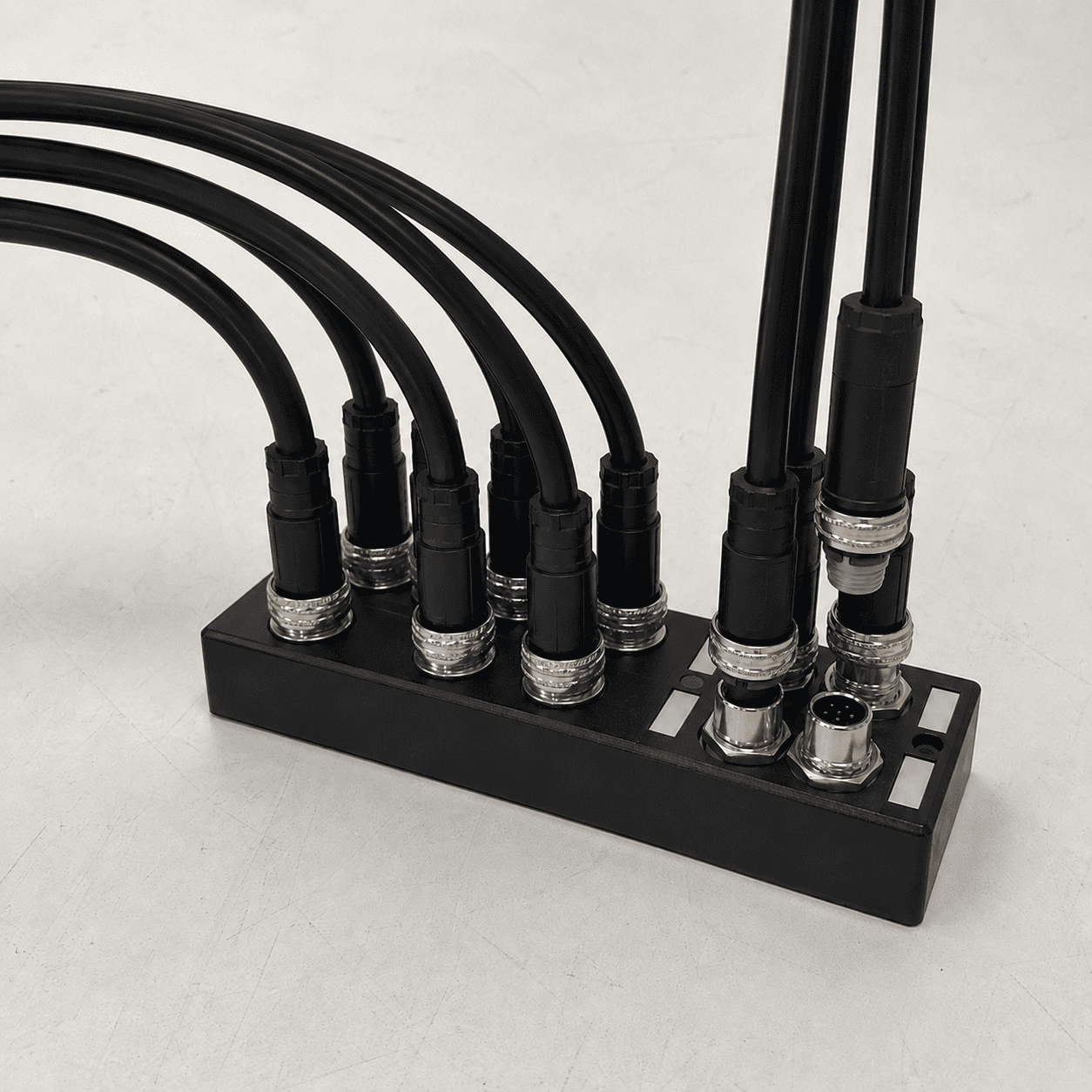 M12 screw-locking and push-pull connector comparison